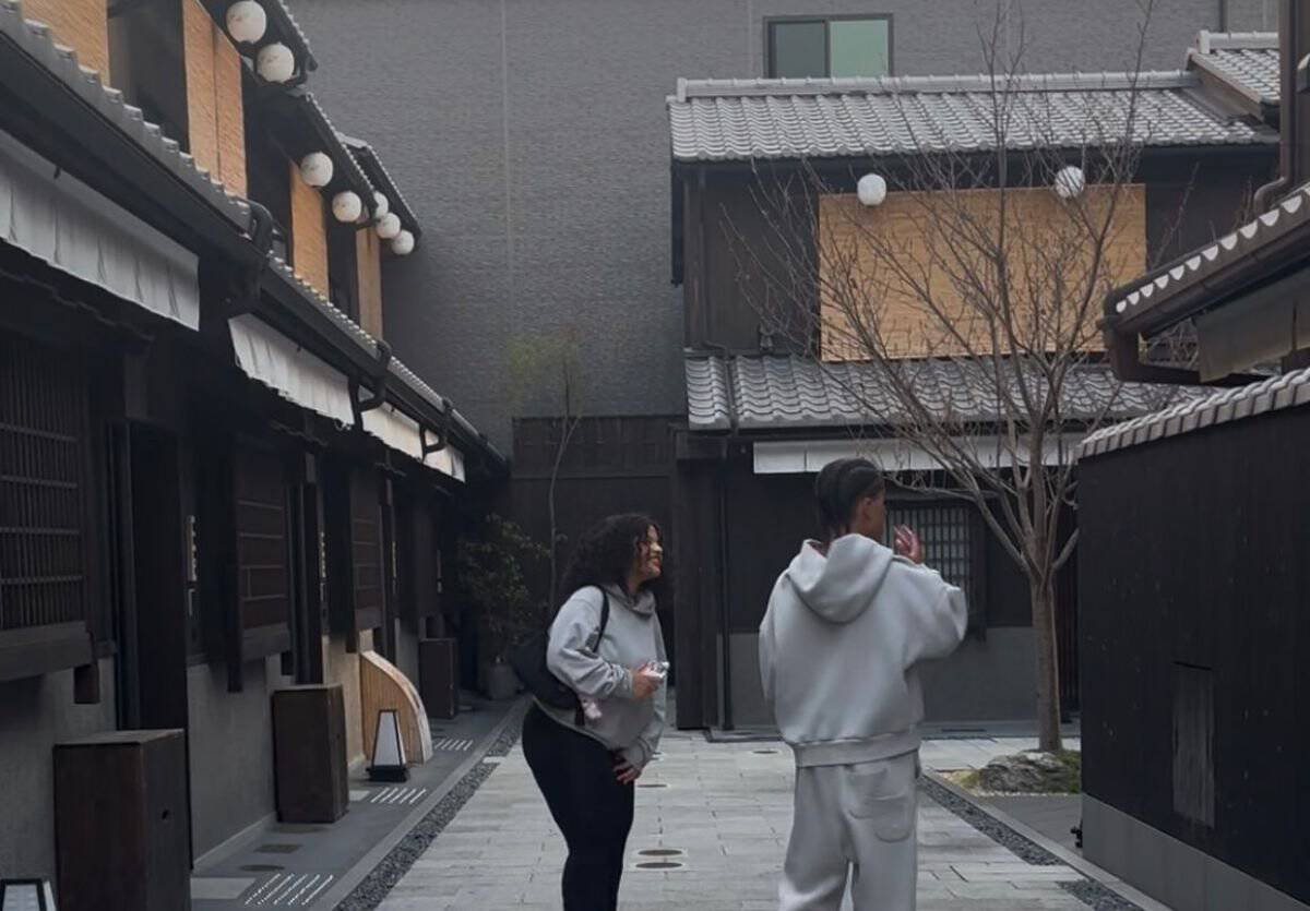 Two teens in the alley at Nazuna Kyoto Tsubaki St